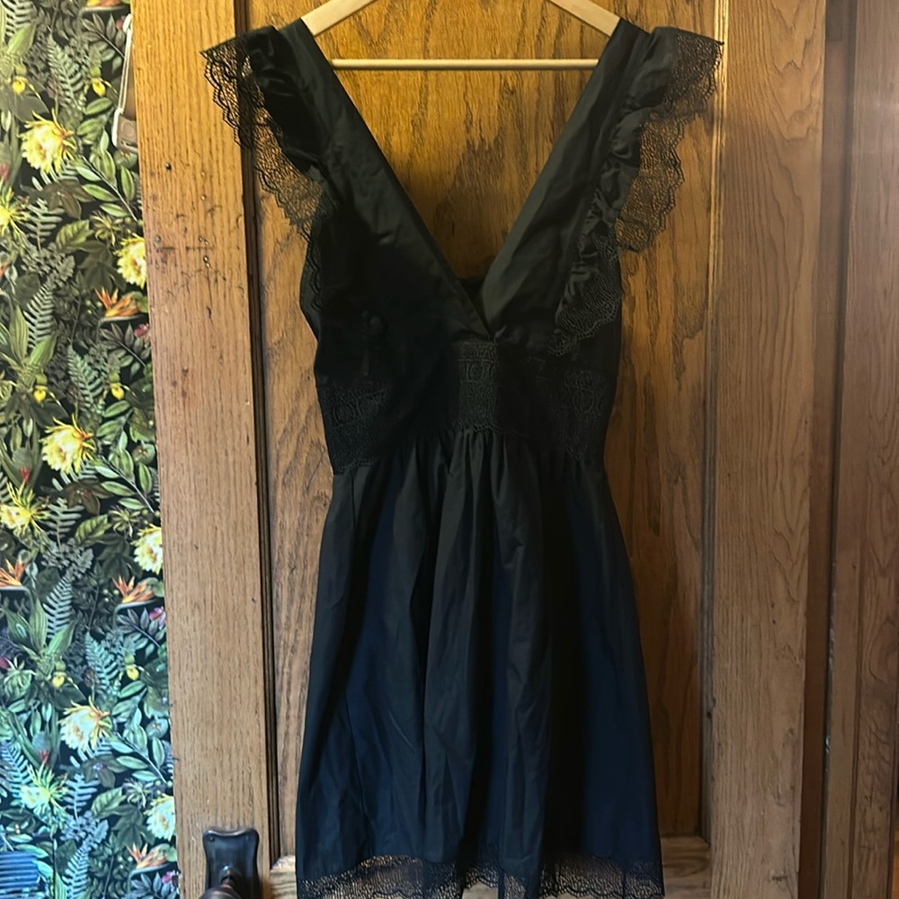 Amazing black dress, holds shape, beautiful detail, great for layering